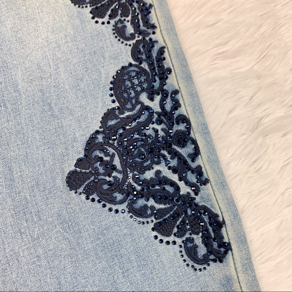 A.Z.I mid rise back floral embroidered blue jeans light wash - Picture 10 of 11